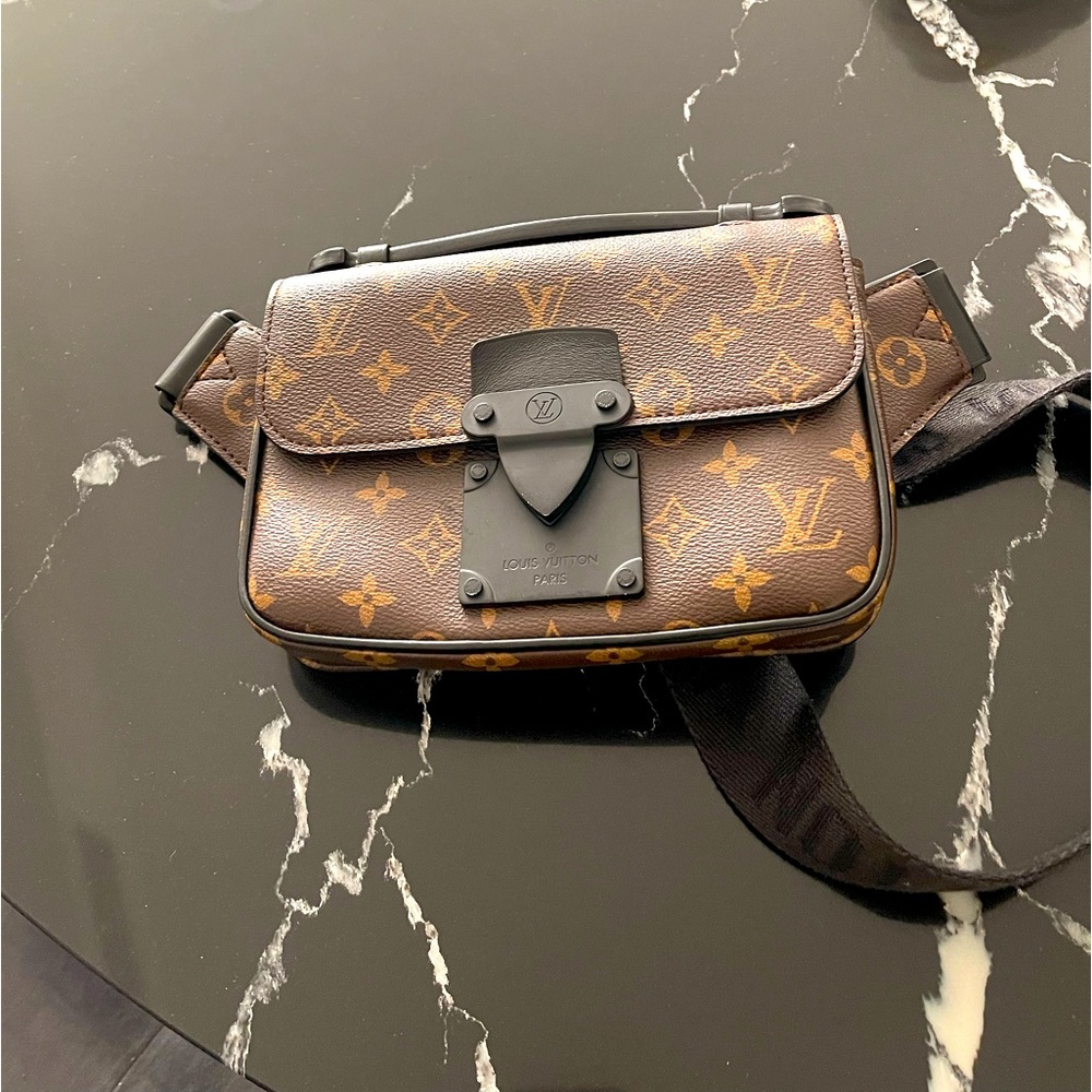 louis vuitton s lock messenger authentic Bag